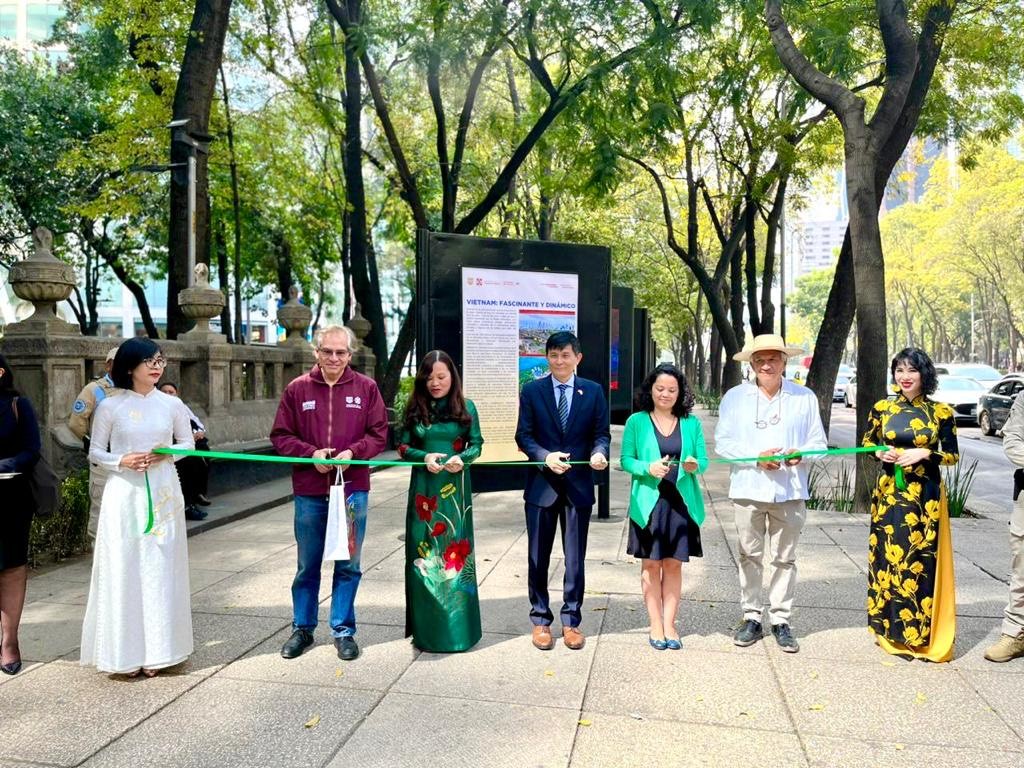 Một 'Việt Nam quyến rũ và năng động' tại Đại lộ trung tâm thủ đô Mexico