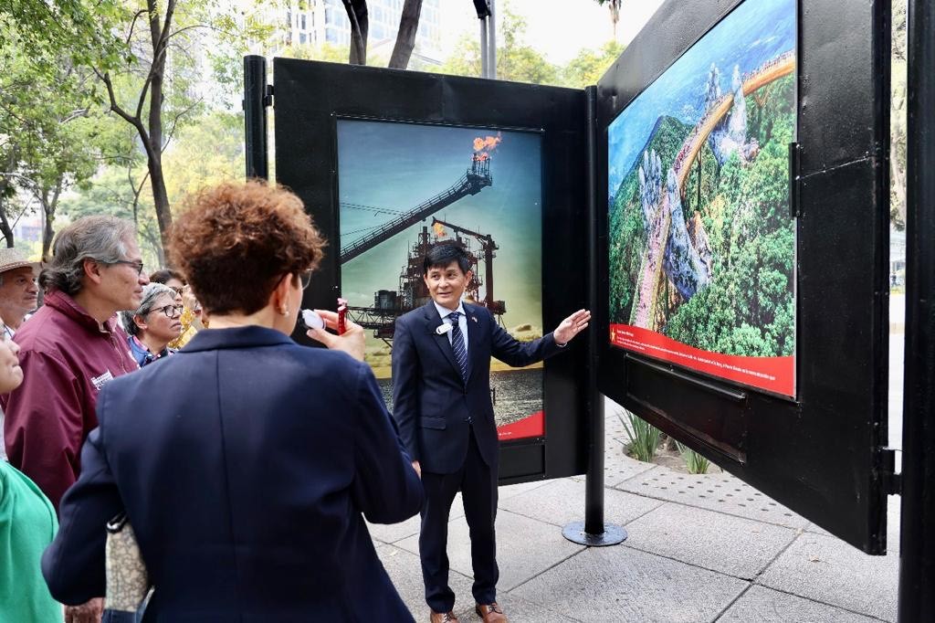 Triển lãm ảnh 'Việt Nam quyến rũ và năng động' tại Đại lộ trung tâm thủ đô Mexico