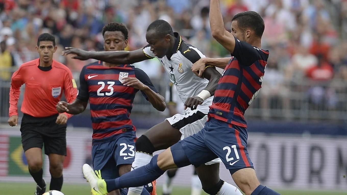 Cầu thủ bóng đá người Ghana đột tử ngay trên sân cỏ