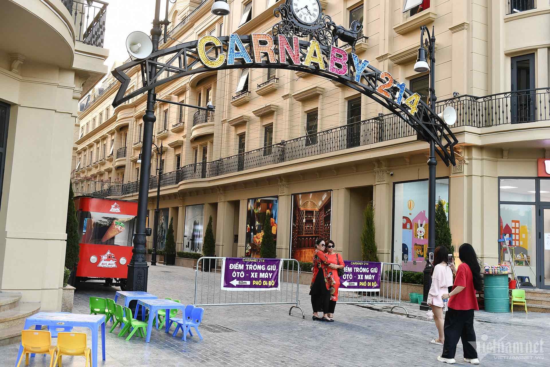 Phố đi bộ kiểu Tây ở Hà Nội: Đẹp và sạch sẽ nhưng khách chóng chán