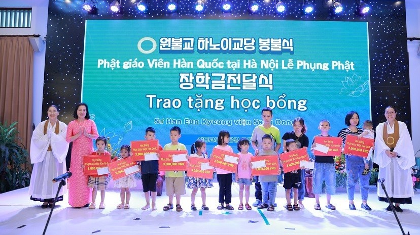 Phật giáo viên Hàn Quốc trao tặng 30 suất học bổng cho trẻ em nghèo