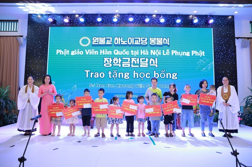Phật giáo viên Hàn Quốc trao tặng 30 suất học bổng nhân lễ Phụng Phật Phật giáo viên Hàn Quốc trao tặng 30 suất học bổng nhân lễ Phụng Phật