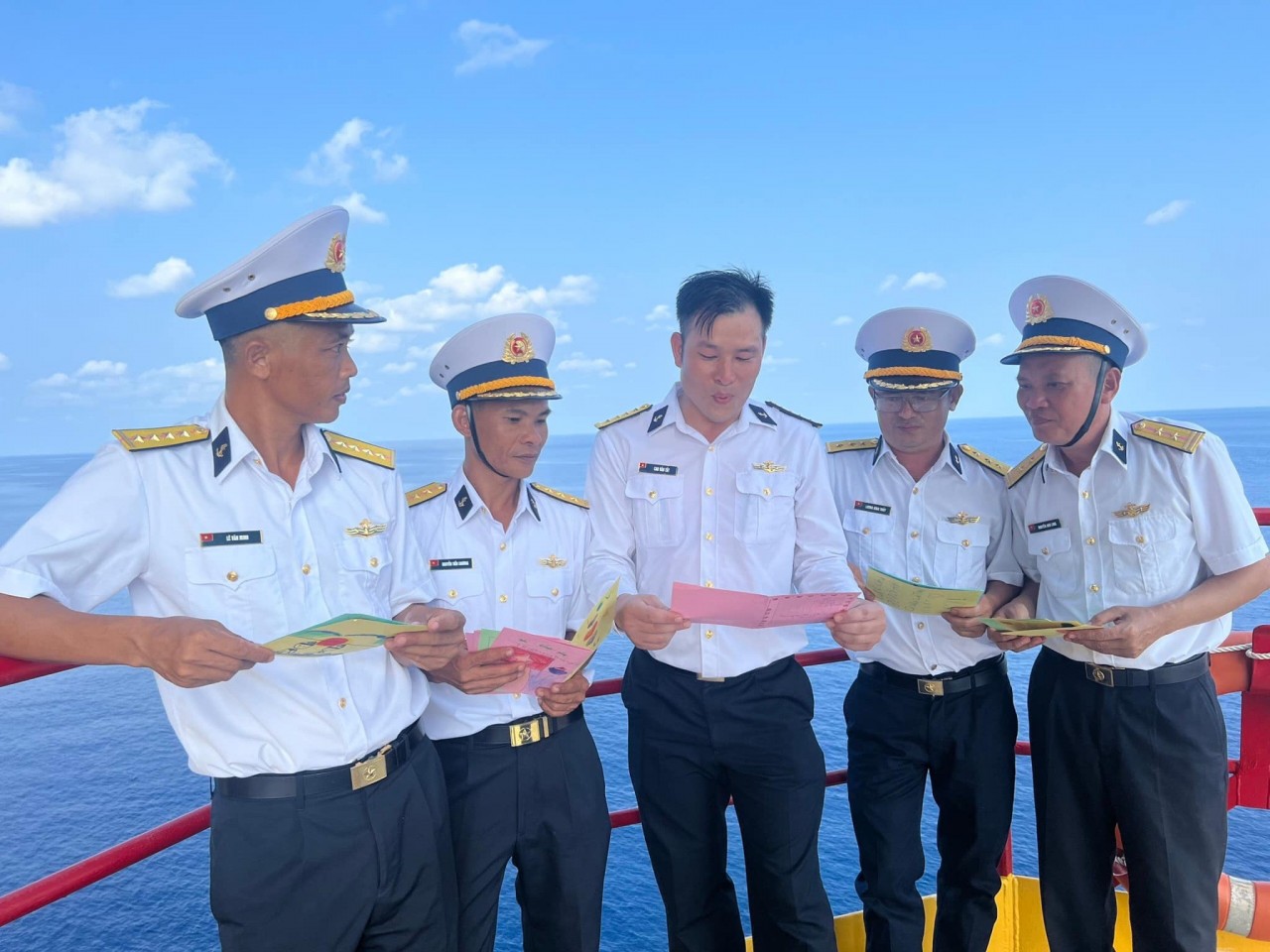 Thư gửi Trường Sa: Món quà đong đầy tình cảm dành cho các cán bộ, chiến sĩ công tác ngoài đảo xa Thư gửi Trường Sa: Món quà đong đầy tình cảm dành cho các cán bộ, chiến sĩ công tác ngoài đảo xa