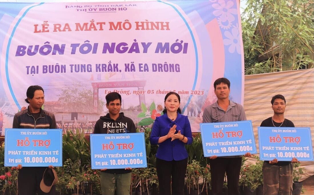 Bí thư Nguyễn Thị Thu Nguyệt trao hỗ trợ phát triển kinh tế cho người dân tại mô hình Buôn tôi ngày mới. (Ảnh: Nguyễn Văn Chiến) Bí thư Nguyễn Thị Thu Nguyệt trao hỗ trợ phát triển kinh tế cho người dân tại mô hình Buôn tôi ngày mới. (Ảnh: Nguyễn Văn Chiến)