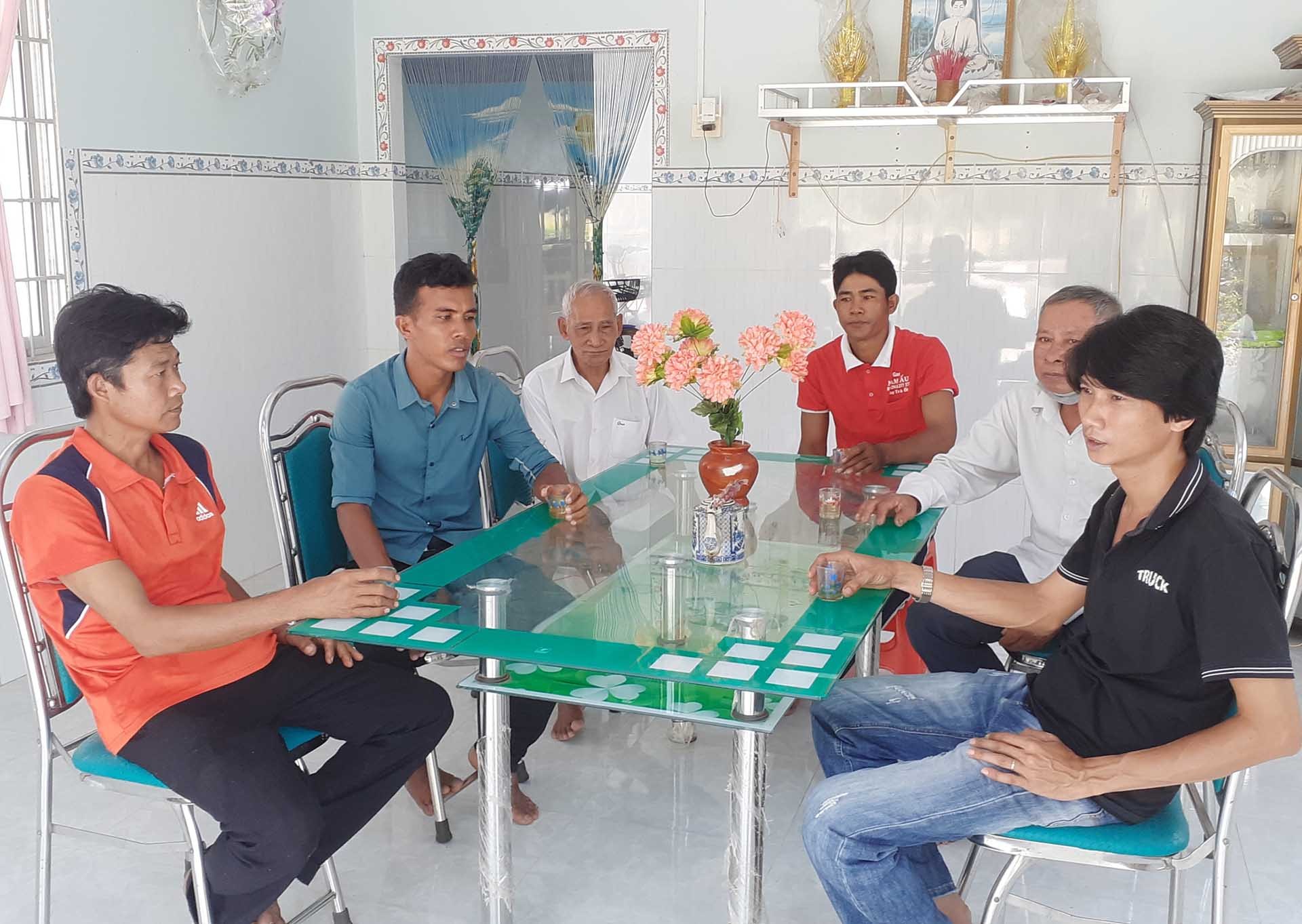 Ông Thạch Đươne (thứ 3 từ trái qua) ở ấp Lạc Sơn (xã Thạnh Hòa Sơn, huyện Cầu Ngang, tỉnh Trà Vinh) cùng người thân phấn khởi khi được chính quyền xét tặng hỗ trợ nhà Chương trình MTQG 1719. (Ảnh: Phương Nghi) Ông Thạch Đươne (thứ 3 từ trái qua) ở ấp Lạc Sơn (xã Thạnh Hòa Sơn, huyện Cầu Ngang, tỉnh Trà Vinh) cùng người thân phấn khởi khi được chính quyền xét tặng hỗ trợ nhà Chương trình MTQG 1719. (Ảnh: Phương Nghi)