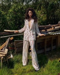 Hoa hậu H'Hen Niê xinh đẹp, gợi cảm trong bộ ảnh thời trang phong cách nghệ thuật