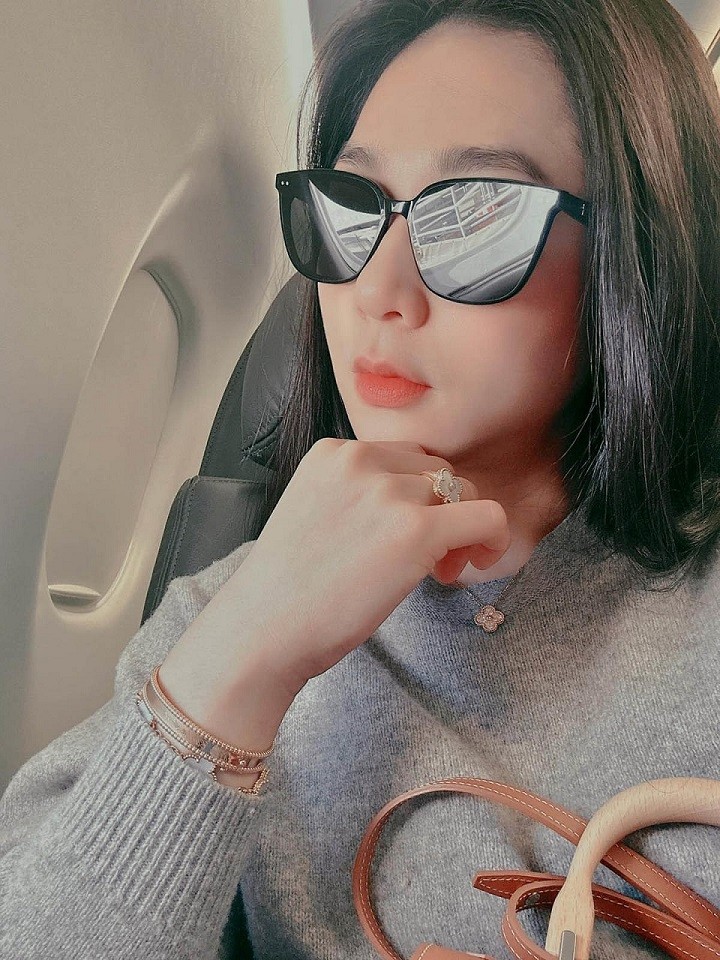 Trong những hình ảnh đời thường, Hà Thanh Xuân ưu tiên trang phục tối giản nhưng tô điểm diện mạo bằng nhiều phụ kiện cao cấp. Một lần lên máy bay, cô đeo nguyên set trang sức Van Cleef & Arpels gồm vòng tay Perlée 6.850 USD, phối layer với vòng tay Vintage Alhambra 4.200 USD, vòng cổ 7.950 USD và nhẫn 3.550 USD. Tổng giá trị 4 thiết kế này là 22.550 USD (hơn 550 triệu đồng).