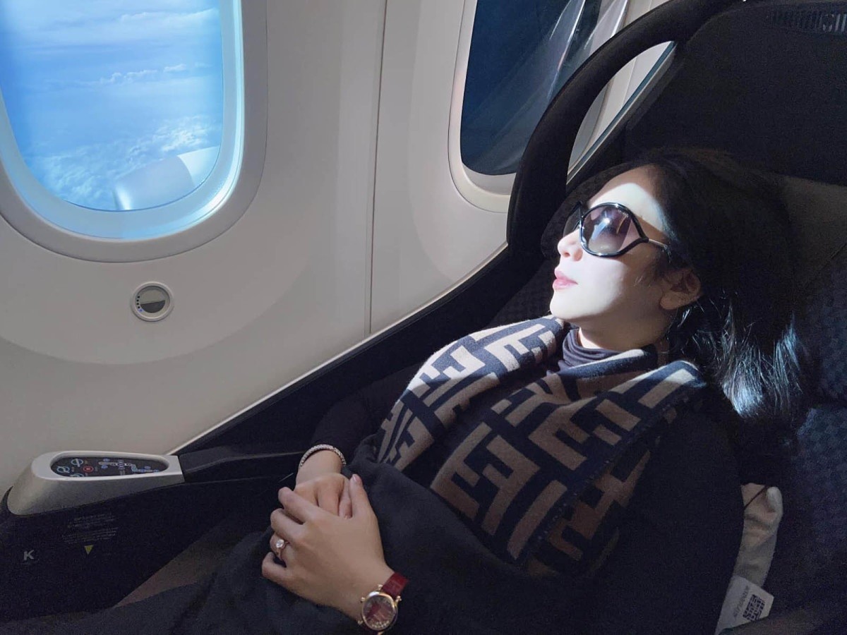 Những khoảnh khắc đời thường ca sĩ Hà Thanh Xuân xinh đẹp cùng trang sức và túi xách hàng hiệu