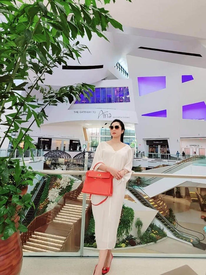 Những khoảnh khắc đời thường ca sĩ Hà Thanh Xuân xinh đẹp cùng trang sức và túi xách hàng hiệu