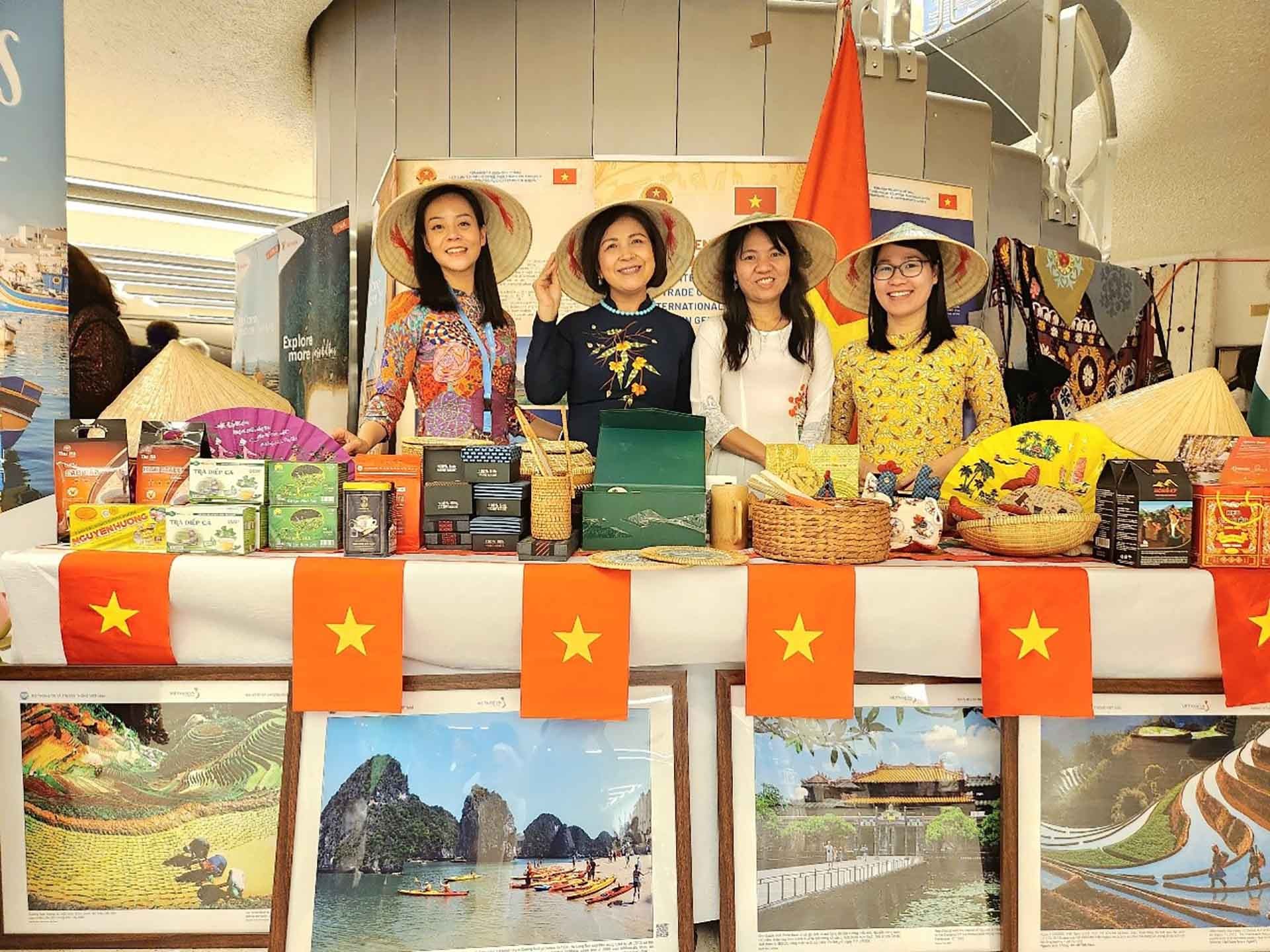 Đại sứ Lê Thị Tuyết Mai và cán bộ, phu nhân của Phái đoàn giới thiệu quầy sản phẩm Việt Nam tại Hội chợ. (Nguồn: TTXVN)