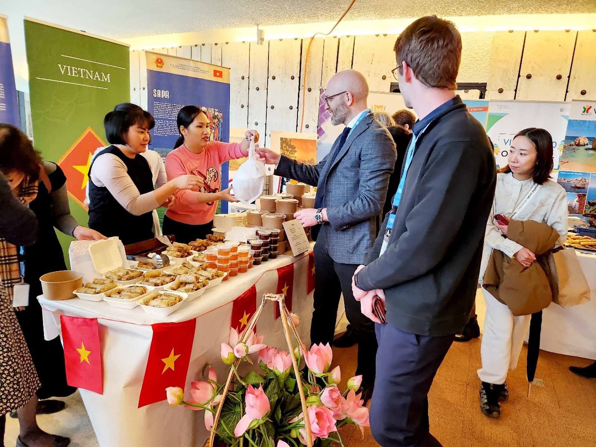 Quầy ẩm thực Việt Nam tại Hội chợ được nhiều khách quốc tế yêu thích.  (Nguồn: TTXVN)