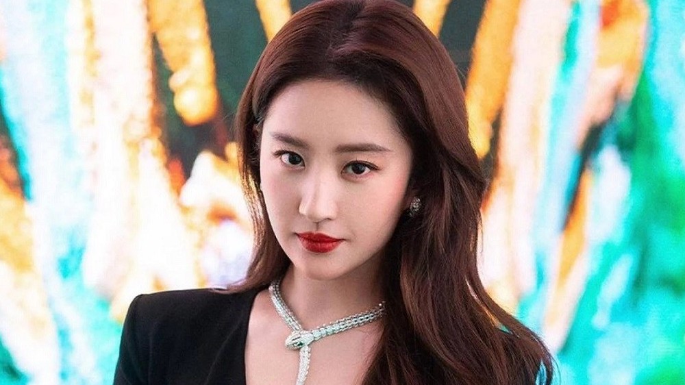 Diễn viên Lưu Diệc Phi tặng túi Louis Vuitton cho nhân viên đoàn làm phim Câu chuyện hoa hồng