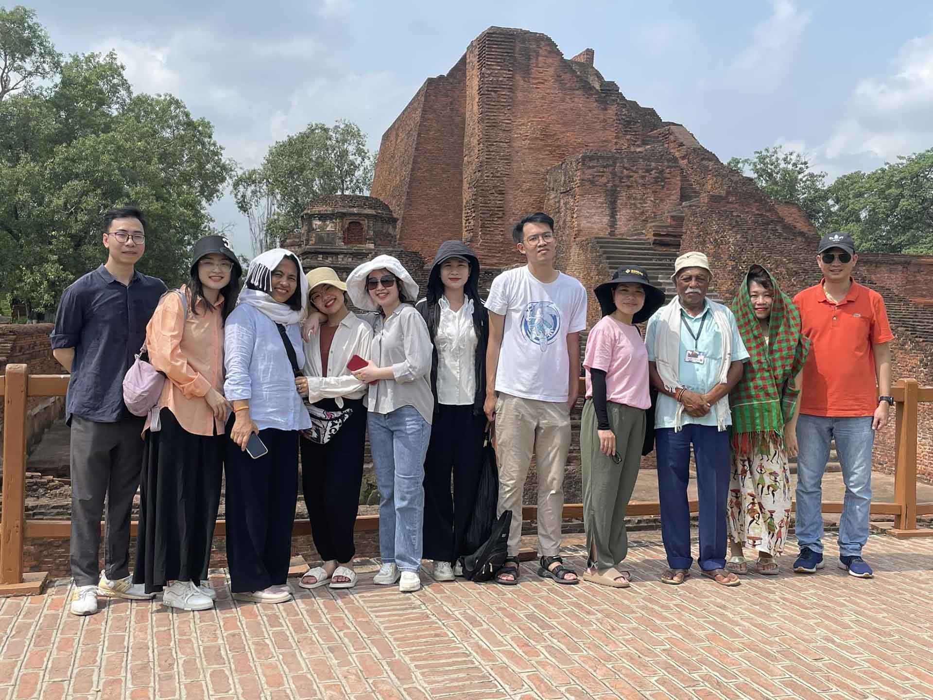Thầy trò khoa Truyền thông và Văn hóa đối ngoại, Học viện Ngoại giao tại Nalanda University - trường đại học Phật giáo đầu tiên trên thế giới trong chuyến đi thực tế tại Ấn Độ. (Ảnh: Song Nguyên) Thầy trò khoa Truyền thông và Văn hóa đối ngoại, Học viện Ngoại giao tại Nalanda University - trường đại học Phật giáo đầu tiên trên thế giới trong chuyến đi thực tế tại Ấn Độ. (Ảnh: Song Nguyên)