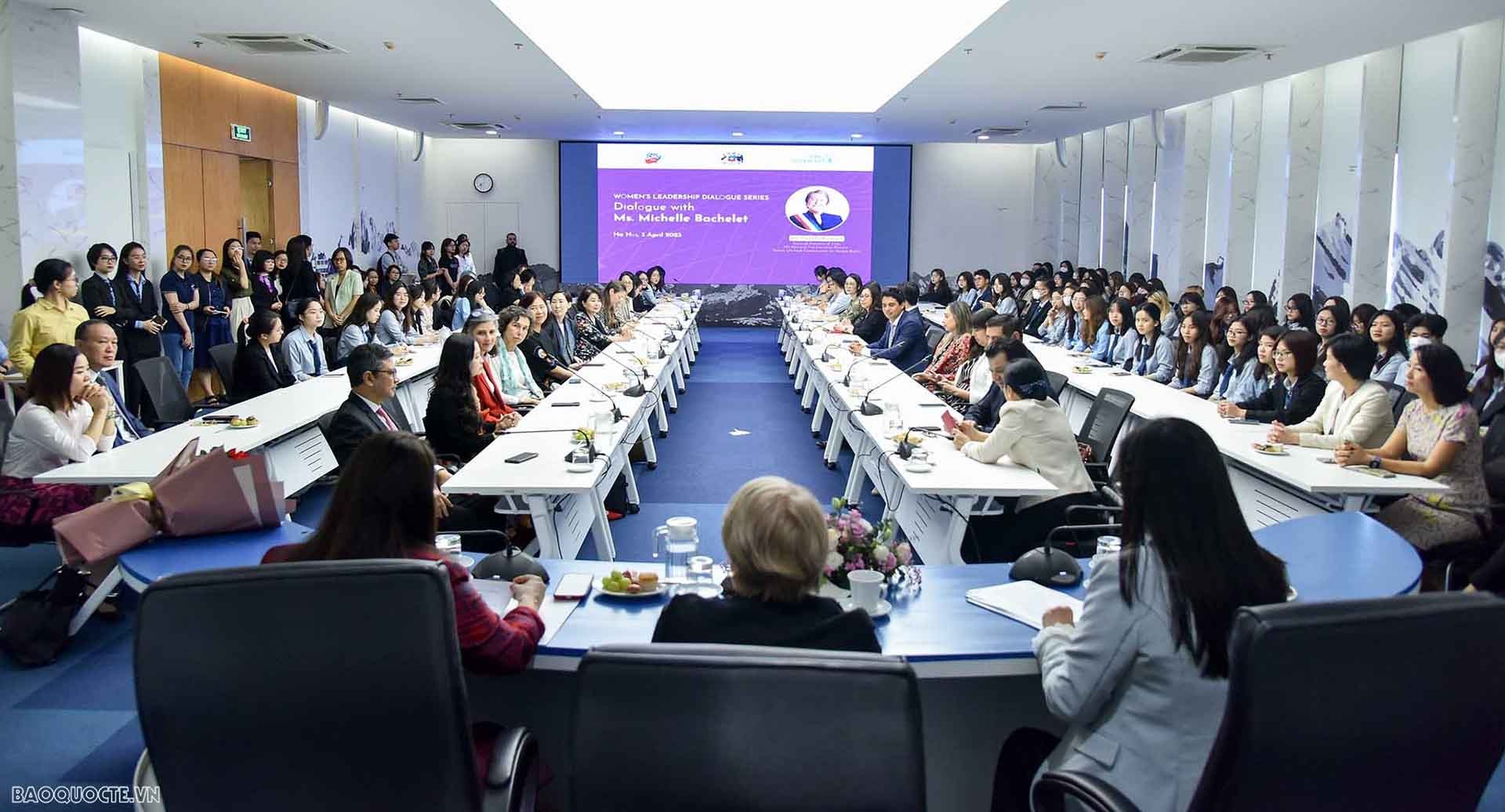 Các cán bộ ngoại giao, Đại sứ, Trưởng đại diện một số tổ chức quốc tế tại Việt Nam cùng sinh viên Học viện Ngoại giao trong buổi giao lưu với bà Michelle Bachelet, nguyên Tổng thống Chile, nguyên Cao ủy Nhân quyền Liên hợp quốc, nguyên Giám đốc điều hành UN Women, ngày 3/4. (Ảnh: Nguyễn Hồng) Các cán bộ ngoại giao, Đại sứ, Trưởng đại diện một số tổ chức quốc tế tại Việt Nam cùng sinh viên Học viện Ngoại giao trong buổi giao lưu với bà Michelle Bachelet, nguyên Tổng thống Chile, nguyên Cao ủy Nhân quyền Liên hợp quốc, nguyên Giám đốc điều hành UN Women, ngày 3/4. (Ảnh: Nguyễn Hồng)