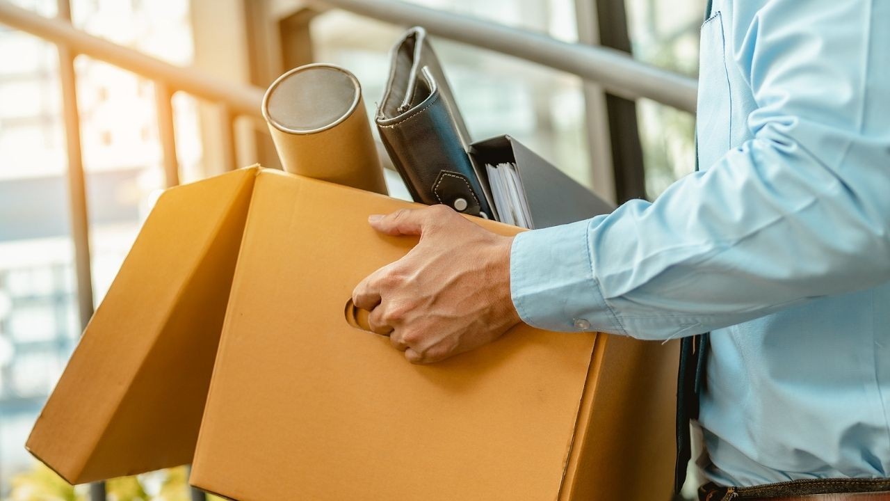 Công ty cho nghỉ việc không báo trước: Người lao động cần biết