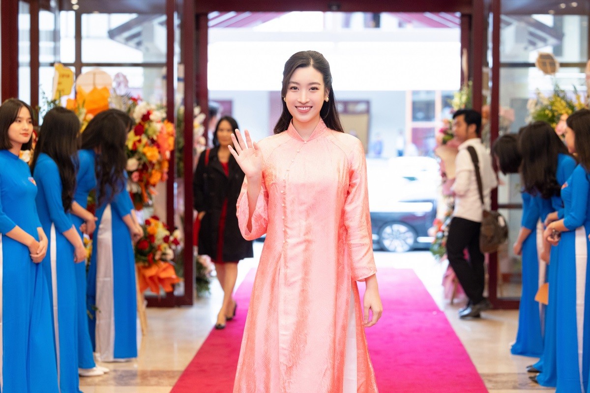 Hoa hậu Đỗ Mỹ Linh gây chú ý khi xuất hiện tại buổi kỷ niệm 70 năm báo Tiền phong ra số đầu tiên hôm 16/11. Sau khi đăng quang Hoa hậu Việt Nam 2016, cô thường xuyên đồng hành với các hoạt động do báo tổ chức.