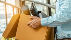 Công ty cho nghỉ việc không báo trước: Người lao động cần biết