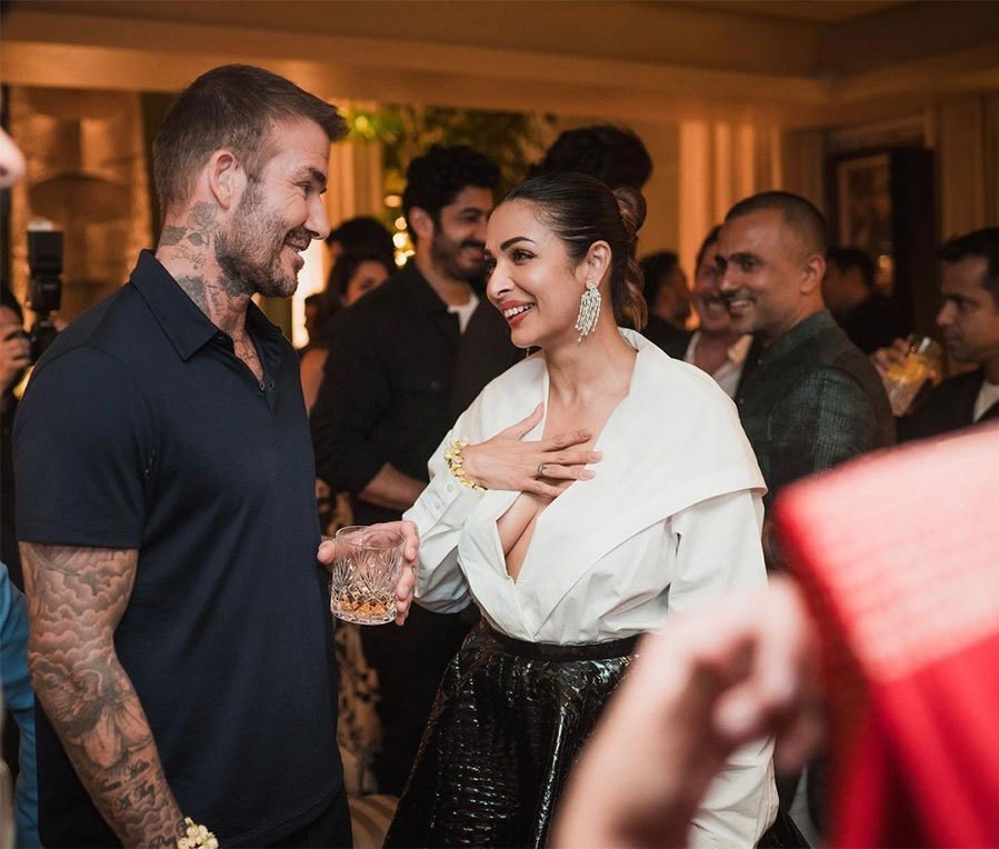 Nữ diễn viên Malaika Arora đăng tải loạt ảnh chụp cùng avid Beckham lên trang cá nhân trong bữa tiệc tổ chức ở Mumbai, Ấn Độ, tối thứ Tư. Người đẹp Ấn Độ nói cựu tiền vệ MU là người cô Ấn Độ: Dàn nữ diễn viên xinh đẹp tự hào đăng ảnh chụp cùng cựu danh thủ David Beckham