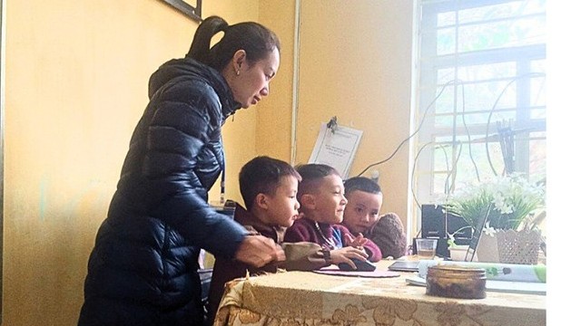 Những thầy cô 'hứng sóng' đem bài giảng đến với học sinh Púng Luông