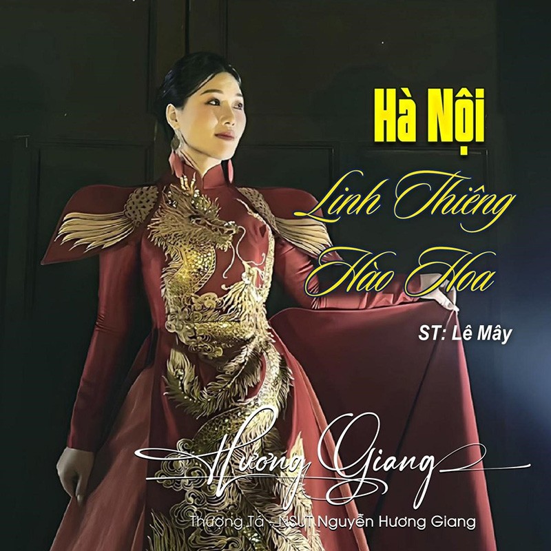 NSƯT Hương Giang trong trang phục cổ trang khi thể hiện ca khúc ‘Hà Nội Linh Thiêng Hoa’.