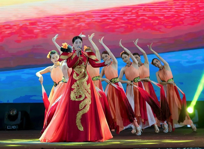 Ấn tượng MV 'Hà Nội Linh Thiêng Hào Hoa' của NSƯT Hương Giang lấy bối cảnh Hoàng Thành Thăng Long