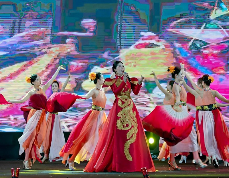 Ấn tượng MV 'Hà Nội Linh Thiêng Hào Hoa' của NSƯT Hương Giang lấy bối cảnh Hoàng Thành Thăng Long