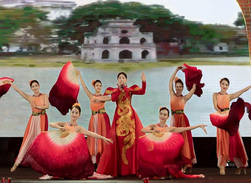 Ấn tượng MV 'Hà Nội Linh Thiêng Hào Hoa' của NSƯT Hương Giang lấy bối cảnh Hoàng Thành Thăng Long