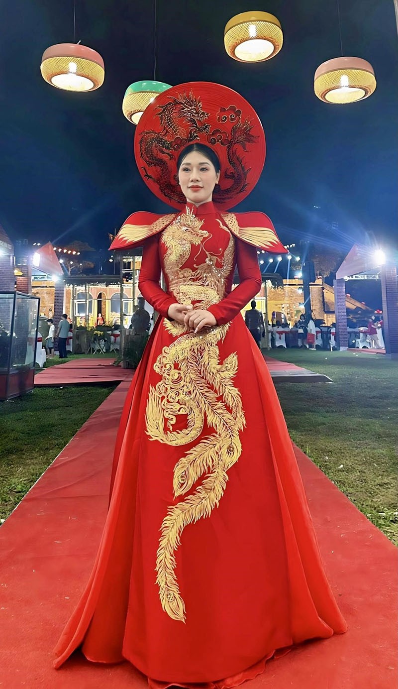 NSƯT Hương Giang gây được bất ngờ khi thể hiện thành công một ca khúc mang âm hưởng ca trù Bắc Bộ.