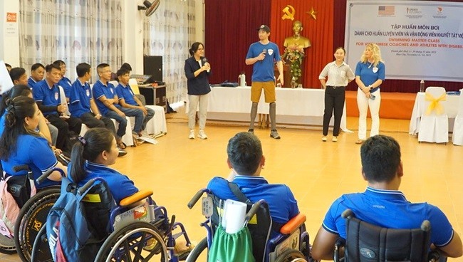 Sứ giả thể thao Hoa Kỳ giảng dạy khóa huấn luyện bơi huấn luyện viên và vận động viên khuyết tật tại TP. Huế Sứ giả thể thao Hoa Kỳ giảng dạy khóa huấn luyện bơi huấn luyện viên và vận động viên khuyết tật tại TP. Huế