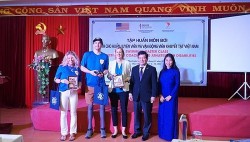 Sứ giả Thể thao Hoa Kỳ giảng dạy khóa huấn luyện bơi huấn luyện viên và vận động viên khuyết tật tại TP. Huế