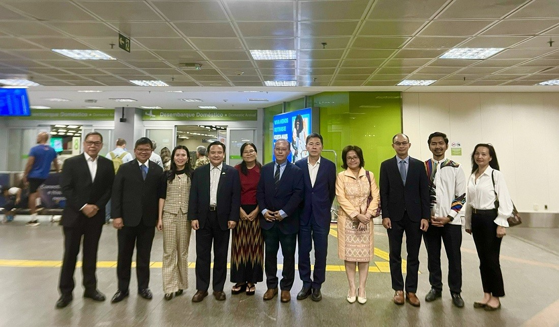 Đại sứ Bùi Văn Nghị trình Thư uỷ nhiệm tới Thứ trưởng Thường trực Bộ Ngoại giao Brazil Đại sứ Bùi Văn Nghị trình Thư uỷ nhiệm tới Thứ trưởng Thường trực Bộ Ngoại giao Brazil