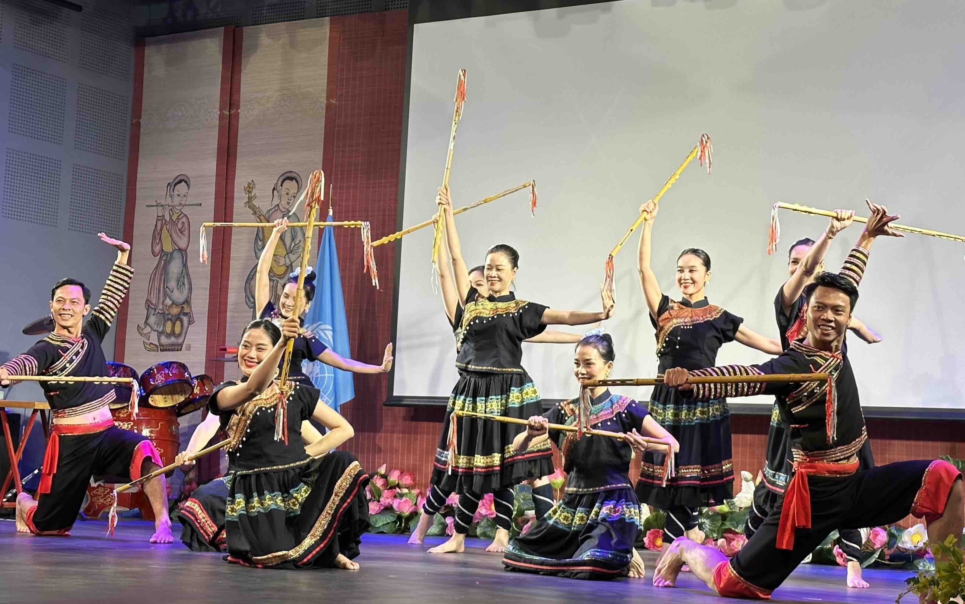 Một số tiết mục do các nghệ sỹ đến từ Nhà hát Ca múa nhạc dân gian Việt Bắc trình diễn. Ảnh: Thu Hà - P/v TTXVN tại Pháp