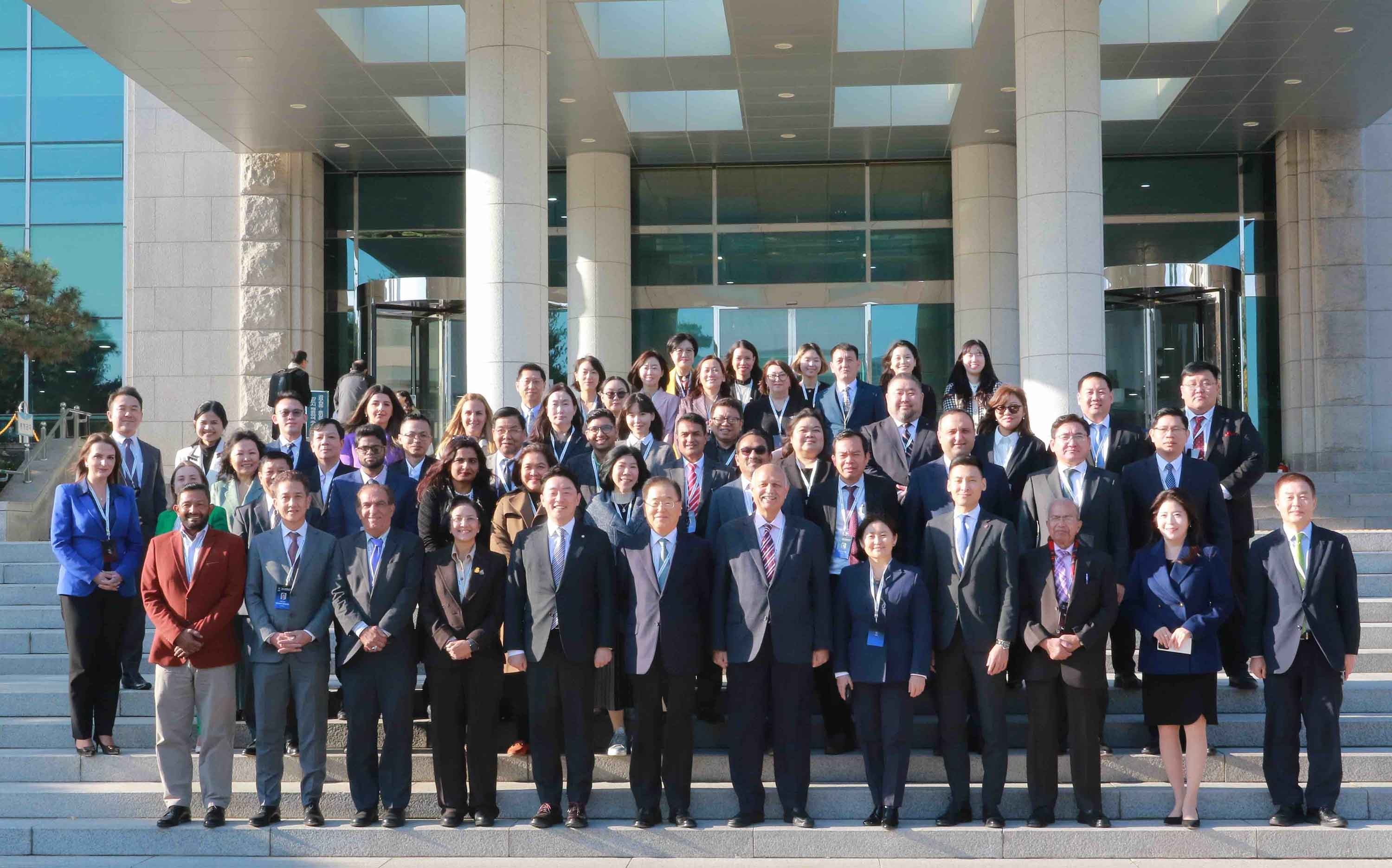 Các đại biểu tham dự diễn đàn chụp ảnh lưu niệm trong khuôn viên Tòa nhà Quốc hội Hàn Quốc. Ảnh: Đức Thắng - P/v TTXVN tại Hàn Quốc