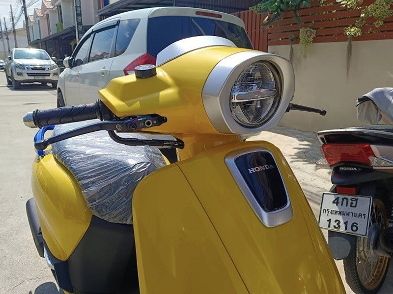 Cụm đèn pha hình cầu sử dụng công nghệ LED hoàn toàn.