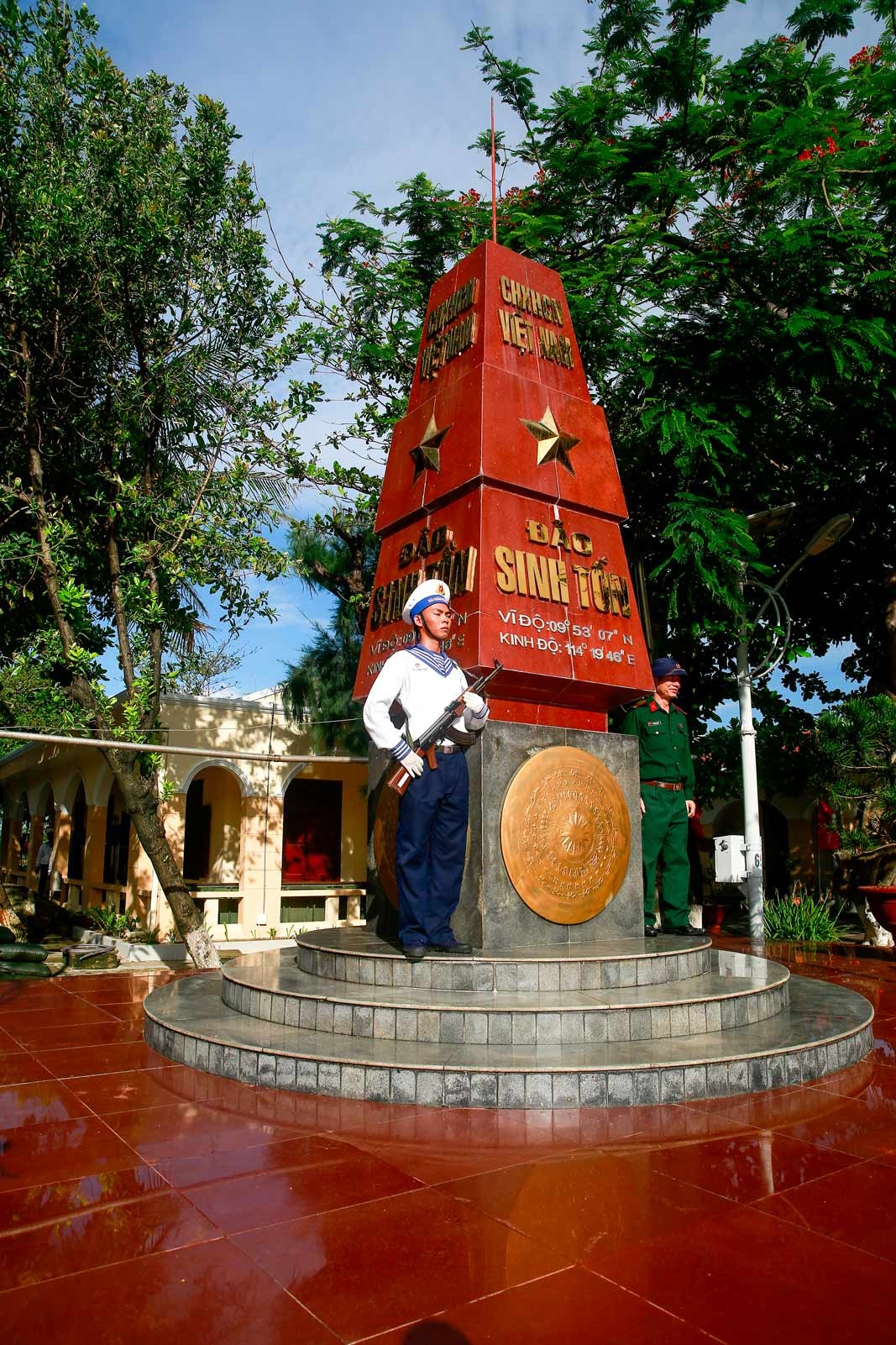 Cột mốc ở trung tâm đảo Cột mốc ở trung tâm đảo