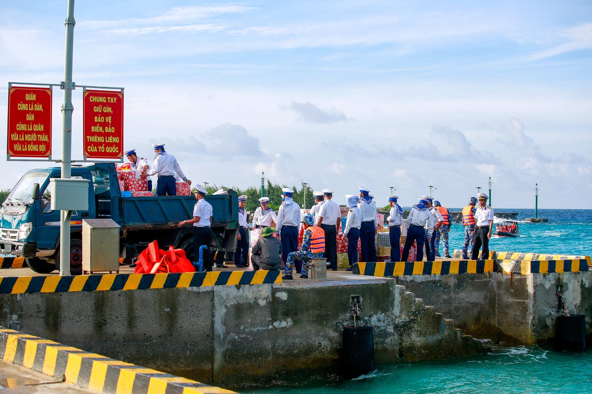 Các chiến sỹ trên đảo Sinh Tồn tiếp nhận quà từ đất liền Các chiến sỹ trên đảo Sinh Tồn tiếp nhận quà từ đất liền