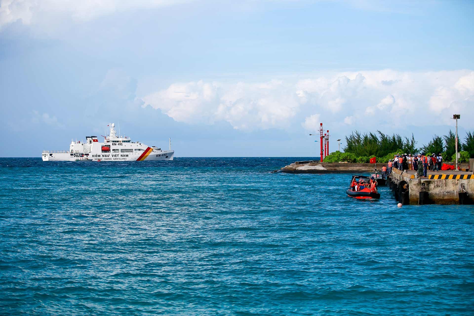 Tàu kiểm ngư 491 phía ngoài âu tầu Tàu kiểm ngư 491 phía ngoài âu tầu