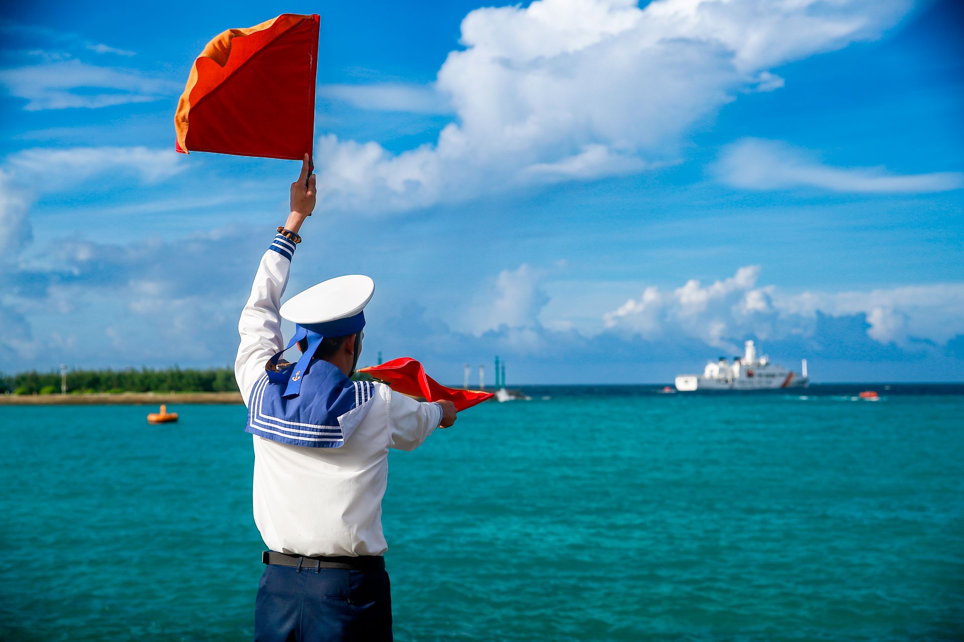 Hướng dẫn tàu trung chuyển vào cầu tàu Hướng dẫn tàu trung chuyển vào cầu tàu