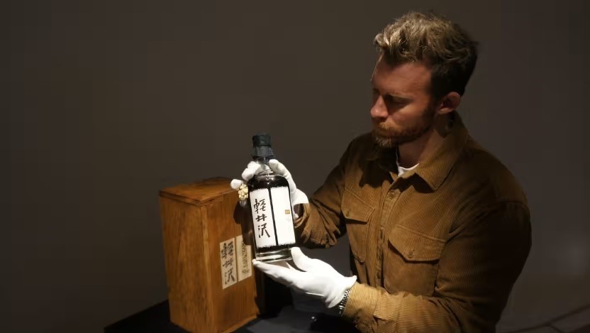 Theo ông Johnny Fowle, người phụ trách bộ phận rượu whisky tại Sotheby's, rượu Karuizawa có màu đậm và được ủ trong thùng sherry, tạo nên hương vị đặc trưng. (Nguồn: Nikkei) Theo ông Johnny Fowle, người phụ trách bộ phận rượu whisky tại Sotheby's, rượu Karuizawa có màu đậm và được ủ trong thùng sherry, tạo nên hương vị đặc trưng. (Nguồn: Nikkei)