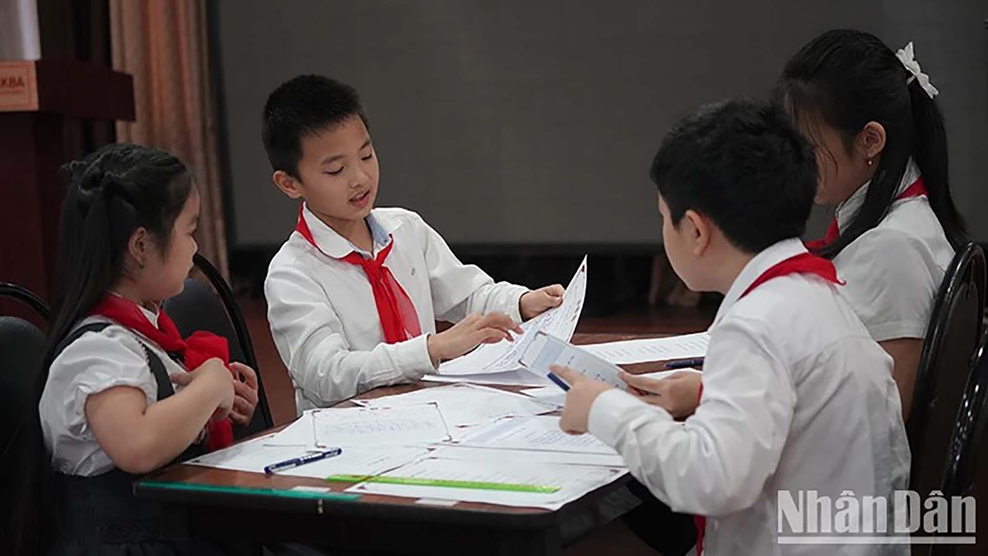 Các em học sinh tham gia Hội thi “Nét chữ - Nết người” (Nguồn: Báo Nhân Dân) Các em học sinh tham gia Hội thi “Nét chữ - Nết người” (Nguồn: Báo Nhân Dân)