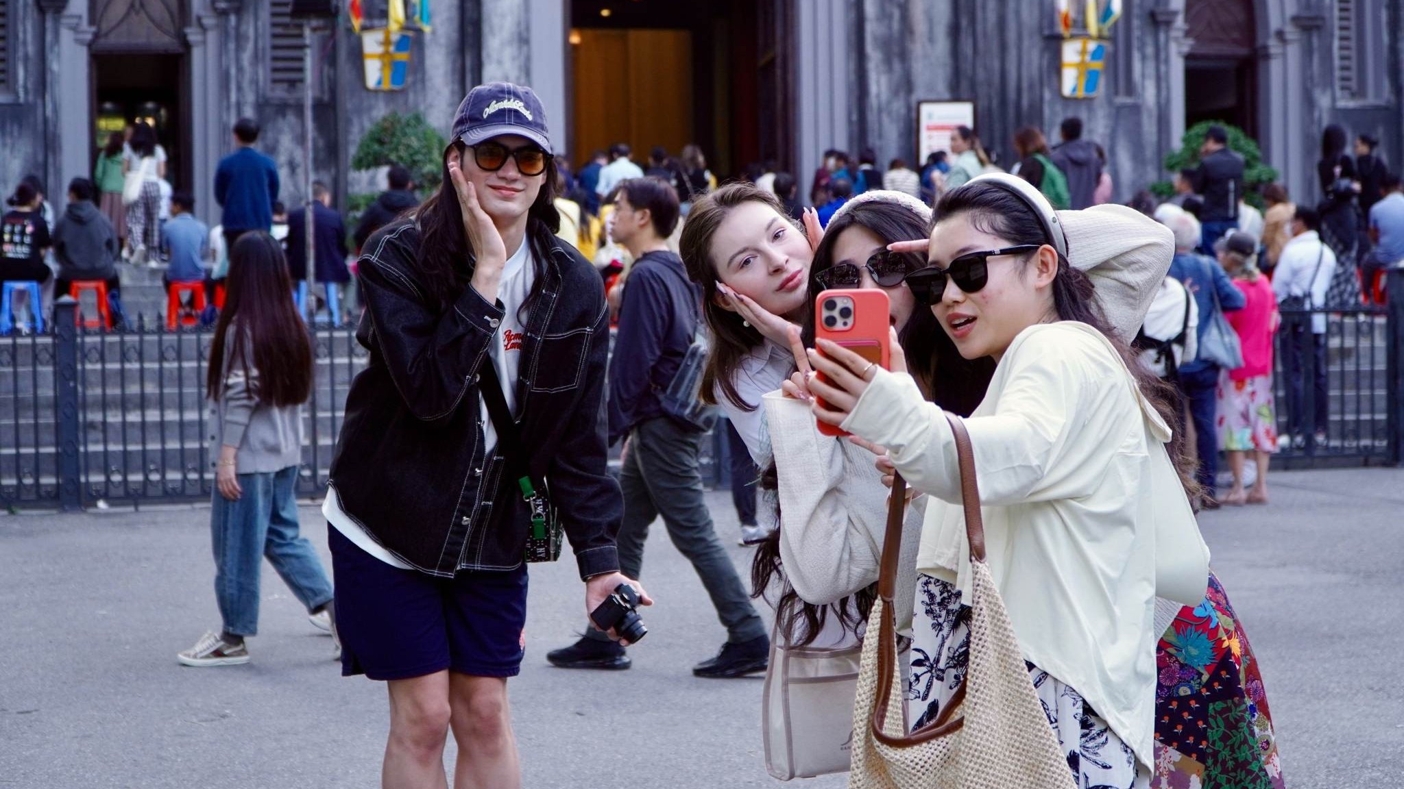 Nhà thờ Lớn - Sức hấp dẫn khó cưỡng với du khách quốc tế