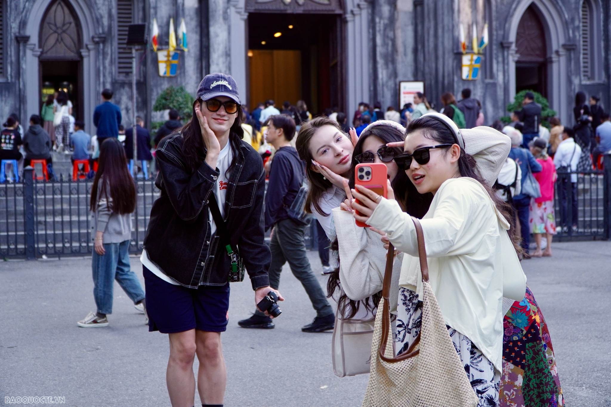 Trong tiết trời se se lạnh của mùa đông, các bạn trẻ hứng thú chụp hình lưu giữ những kỷ niệm đẹp khi đặt chân đến Hà Nội. (Ảnh: Tuấn Việt) Trong tiết trời se se lạnh của mùa đông, các bạn trẻ hứng thú chụp hình lưu giữ những kỷ niệm đẹp khi đặt chân đến Hà Nội. (Ảnh: Tuấn Việt)