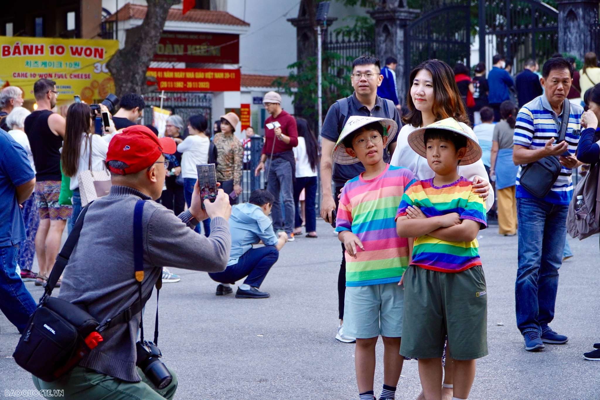 Nhà thờ Lớn - Sức hấp dẫn khó cưỡng với du khách quốc tế Nhà thờ Lớn - Sức hấp dẫn khó cưỡng với du khách quốc tế