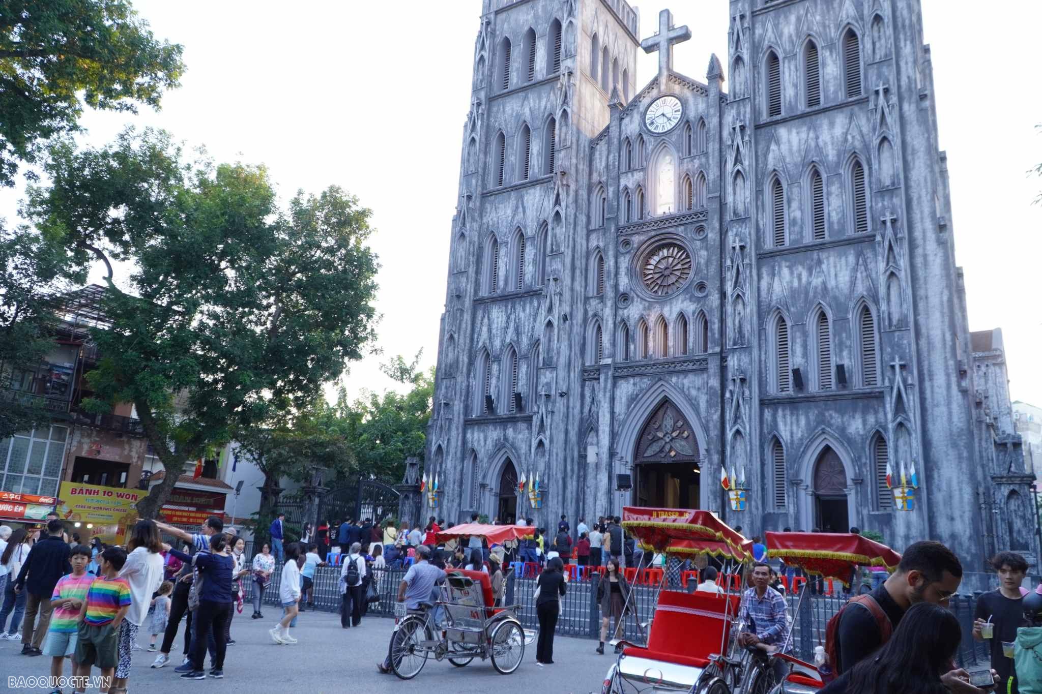 Nhà thờ Lớn - Sức hấp dẫn khó cưỡng với du khách quốc tế Nhà thờ Lớn - Sức hấp dẫn khó cưỡng với du khách quốc tế