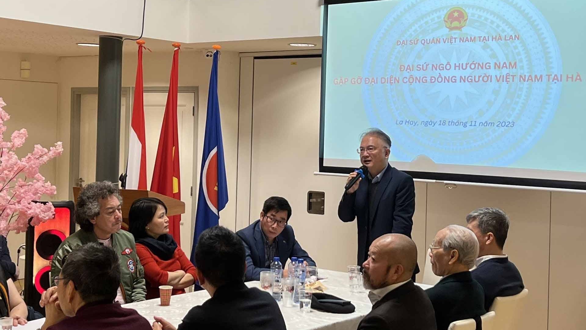 Đại sứ Ngô Hướng Nam gặp mặt bà con cộng đồng người Việt Nam tại Hà Lan