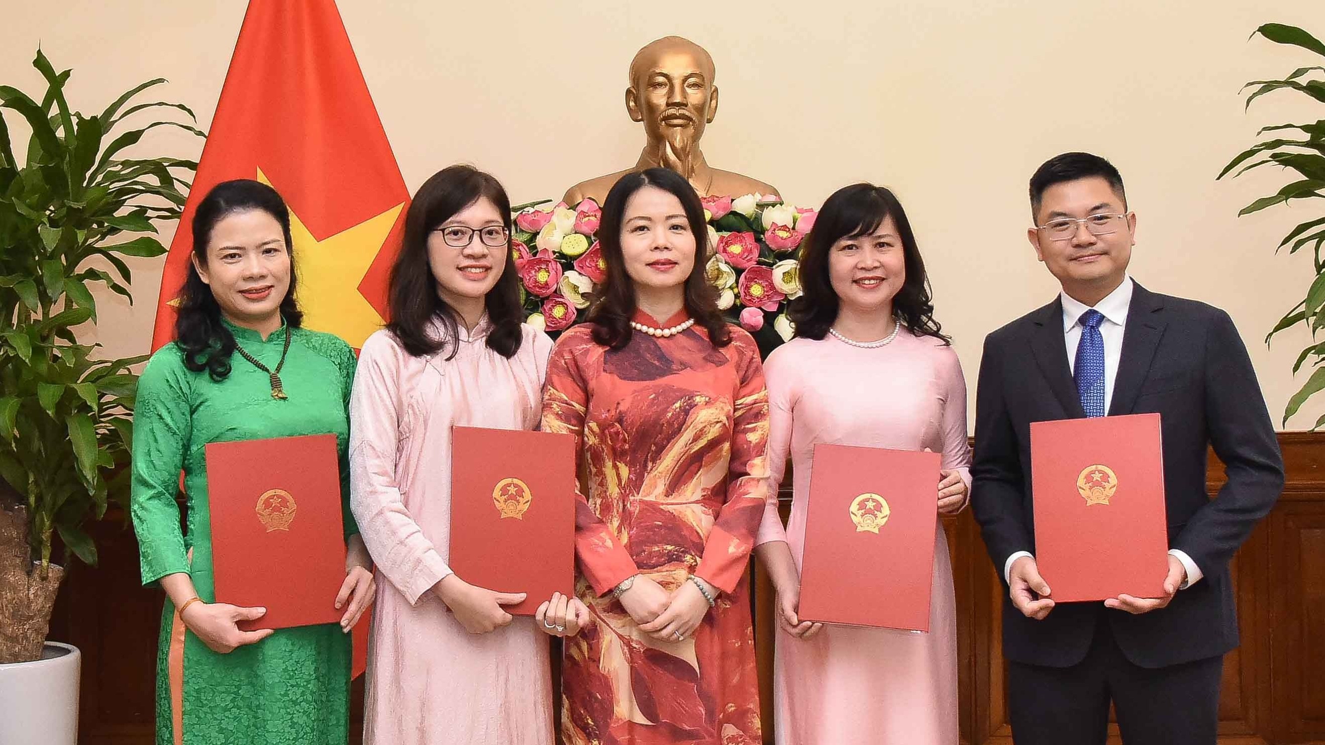Thứ trưởng Ngoại giao Nguyễn Minh Hằng trao quyết định bổ nhiệm, điều động 4 lãnh đạo cấp Vụ