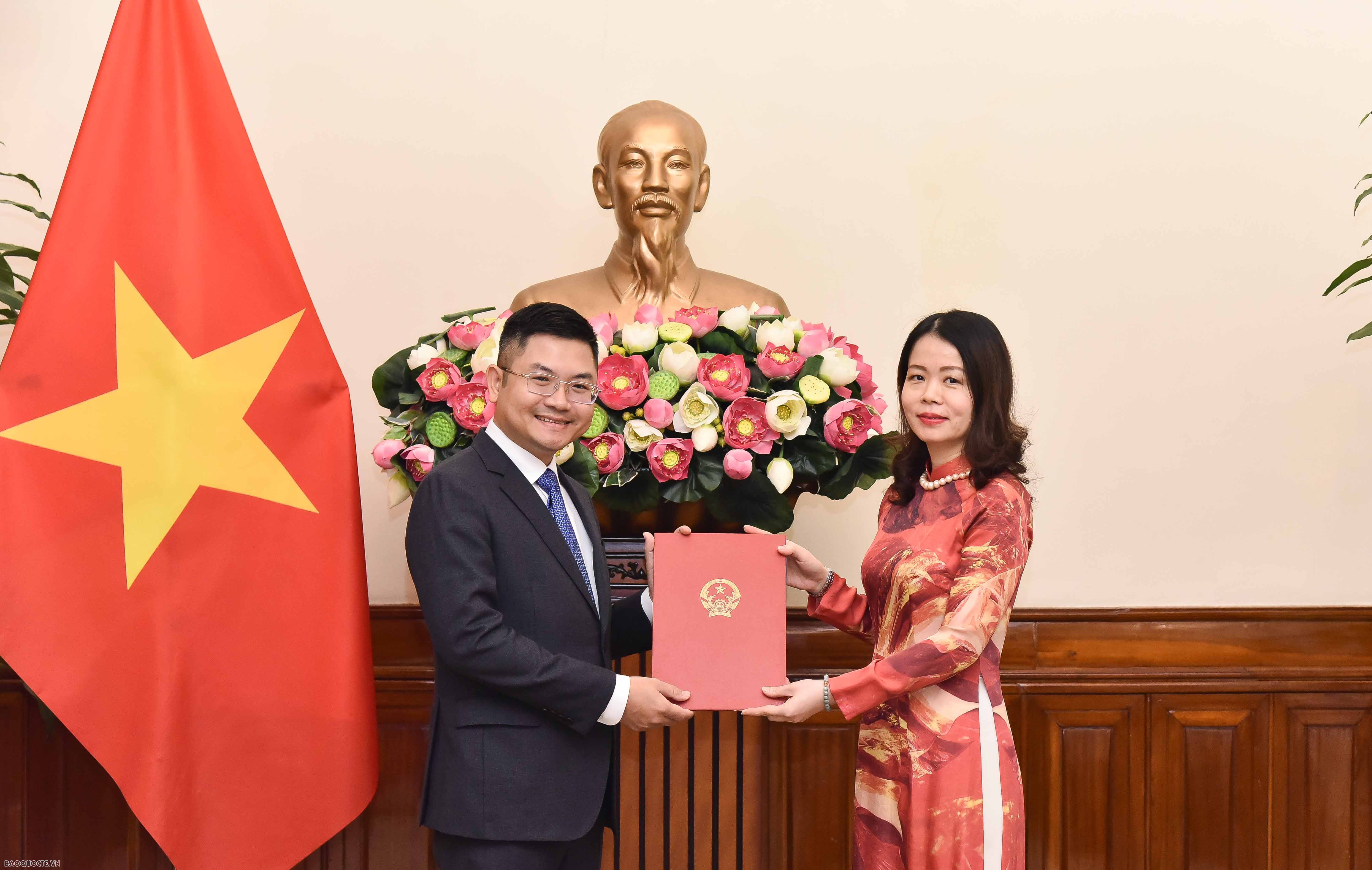 Thứ trưởng Ngoại giao Nguyễn Minh Hằng trao quyết định bổ nhiệm, điều động 4 lãnh đạo cấp Vụ