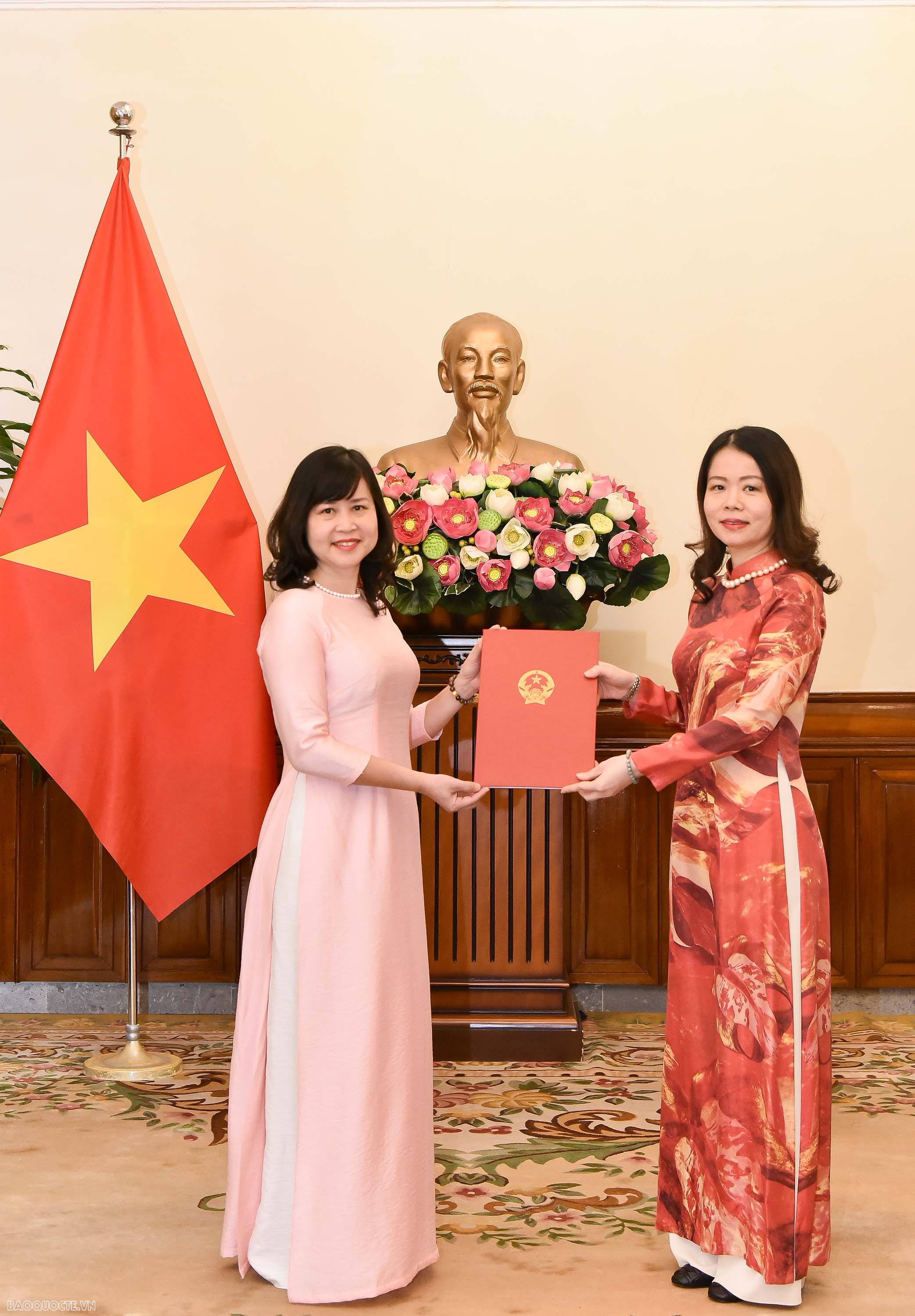 Thứ trưởng Ngoại giao Nguyễn Minh Hằng trao quyết định bổ nhiệm, điều động 4 lãnh đạo cấp Vụ