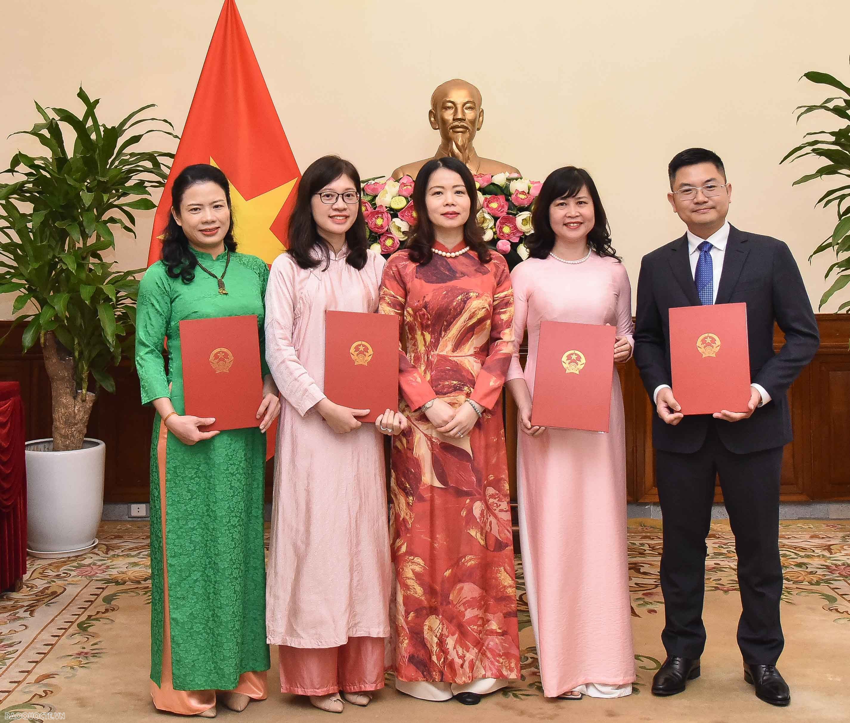 Thứ trưởng Ngoại giao Nguyễn Minh Hằng trao quyết định bổ nhiệm, điều động 4 lãnh đạo cấp Vụ