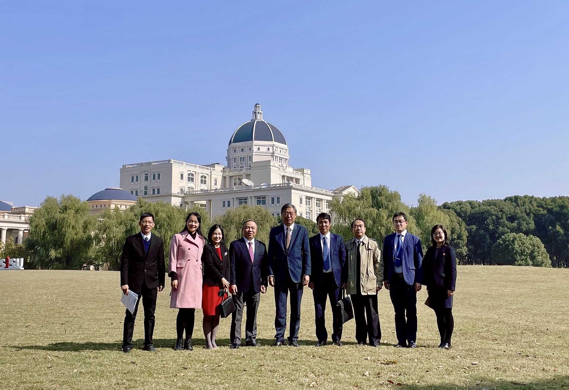 Các đại biểu chụp ảnh lưu niệm.